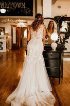 Elegante vestido de novia de tul sin mangas, con tirantes, escote en V, corte en A y volantes.