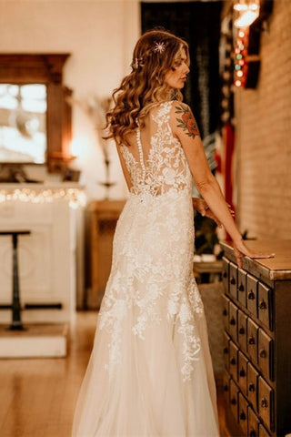 Elegante vestido de novia de tul sin mangas, con tirantes, escote en V, corte en A y volantes.
