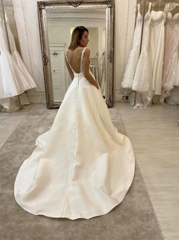 Elegantes vestidos de novia sin mangas, de tul, con espalda descubierta y corte en A, con encaje. 