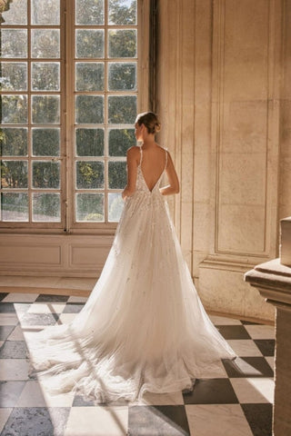 Vestidos de novia elegantes de encaje sin mangas con tirantes finos y corte en A