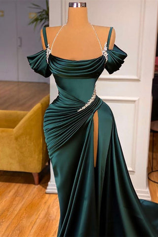 Elegante y deslumbrante vestido de sirena para graduación con hombros descubiertos, volantes y abertura.