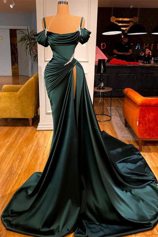 Elegante y deslumbrante vestido de sirena para graduación con hombros descubiertos, volantes y abertura.