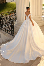 Elegante vestido de novia de satén con escote corazón, mangas casquillo y lentejuelas