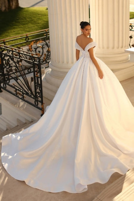Elegante vestido de novia de satén con escote corazón, mangas casquillo y lentejuelas