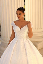 Elegante vestido de novia de satén con escote corazón, mangas casquillo y lentejuelas