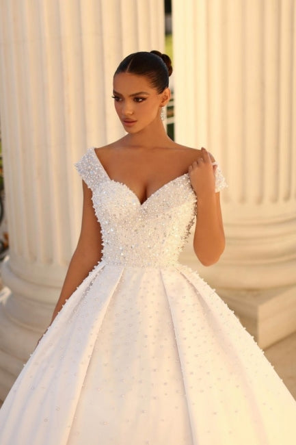 Elegante vestido de novia de satén con escote corazón, mangas casquillo y lentejuelas