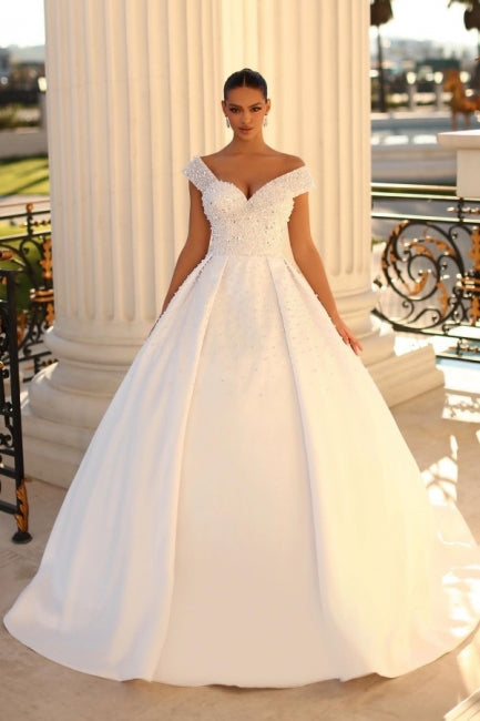 Elegante vestido de novia de satén con escote corazón, mangas casquillo y lentejuelas