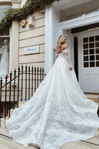 Elegante vestido de novia de encaje con escote corazón y mangas largas. Corte en A.