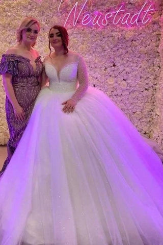 Elegantes vestidos de novia de tul con escote corazón y mangas largas