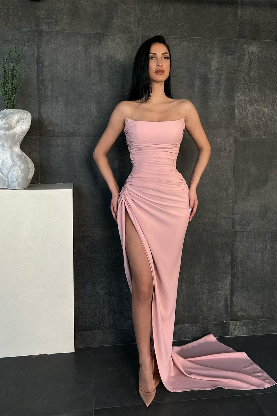 Robe de bal sirène élégante et simple avec décolleté cœur et fente haute, disponible en ligne.