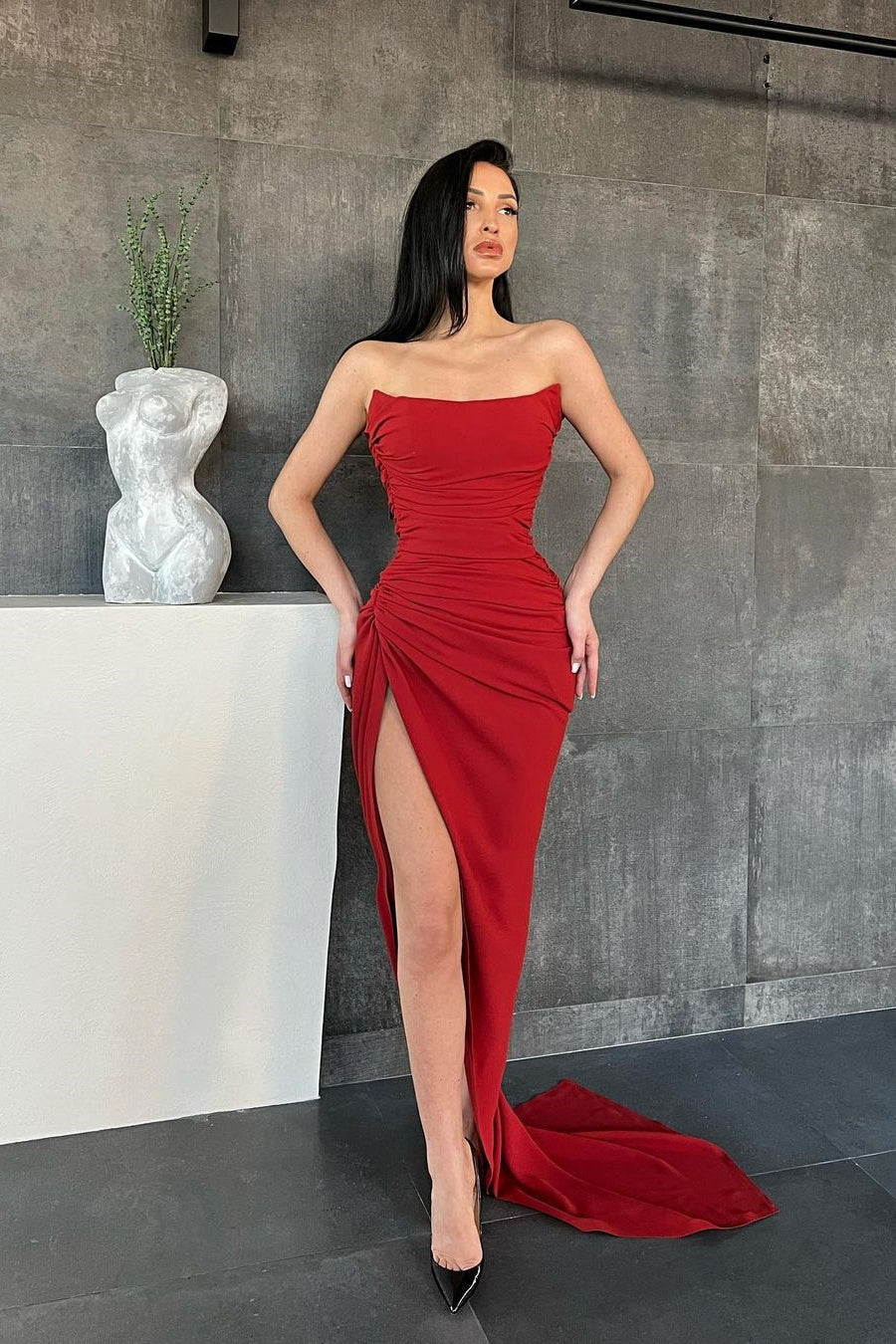 Robe de bal sirène élégante et simple avec décolleté cœur et fente haute, disponible en ligne.