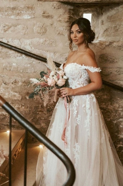 Elegante vestido de novia de encaje con escote corazón, hombros descubiertos y mangas cortas, corte en A