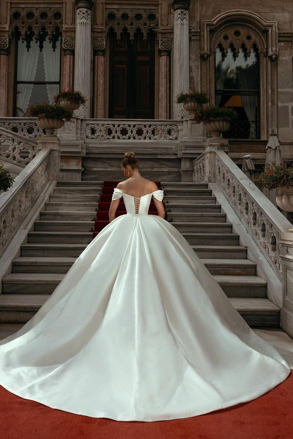 Robes de mariée élégantes à décolleté cœur et épaules dénudées avec traîne.