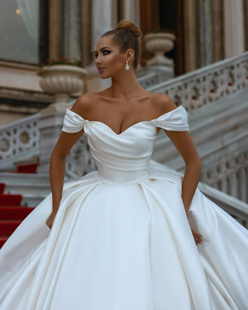 Robes de mariée élégantes à décolleté cœur et épaules dénudées avec traîne.