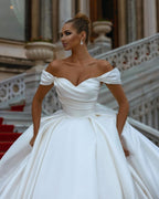 Robes de mariée élégantes à décolleté cœur et épaules dénudées avec traîne.