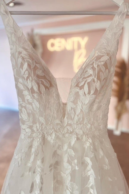 Elegantes vestidos de novia de encaje con escote corazón en V, sin mangas y corte en A