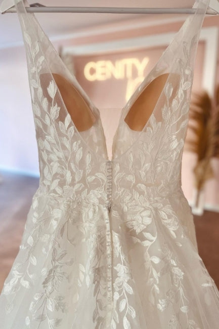 Elegantes vestidos de novia de encaje con escote corazón en V, sin mangas y corte en A