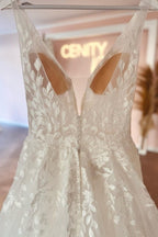 Elegantes vestidos de novia de encaje con escote corazón en V, sin mangas y corte en A