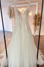 Elegantes vestidos de novia de encaje con escote corazón en V, sin mangas y corte en A
