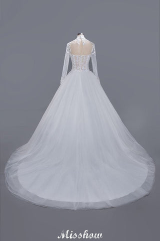 Elegante vestido de novia de tul y encaje, corte princesa, cuello alto, mangas largas y largo hasta el suelo.