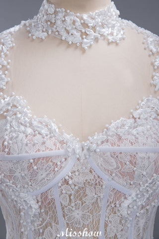 Elegante vestido de novia de tul y encaje, corte princesa, cuello alto, mangas largas y largo hasta el suelo.