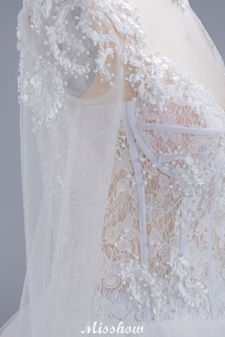 Elegante vestido de novia de tul y encaje, corte princesa, cuello alto, mangas largas y largo hasta el suelo.