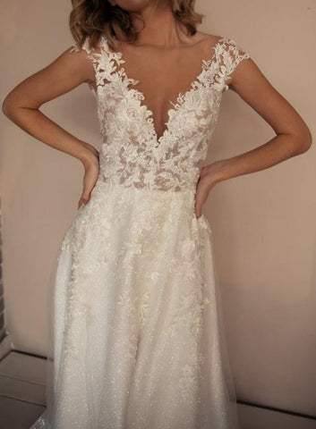 Elegantes vestidos de novia sin mangas, corte en A, escote en V y encaje.