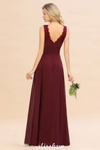 Elegante vestido de dama de honor corte A con escote en V, color burdeos, espalda descubierta, de gasa.