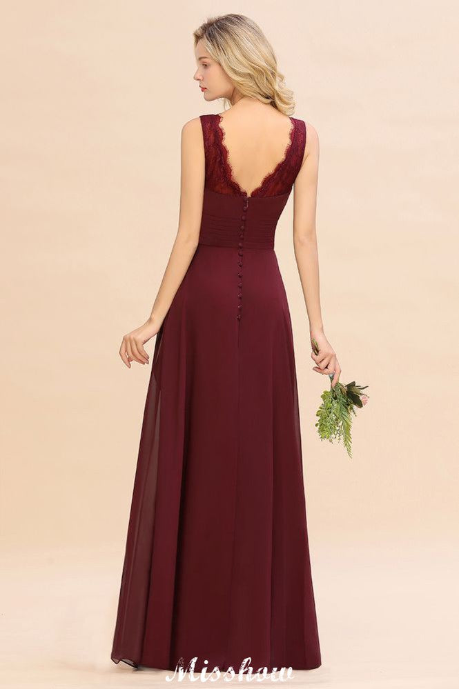 Elegante vestido de dama de honor corte A con escote en V, color burdeos, espalda descubierta, de gasa.