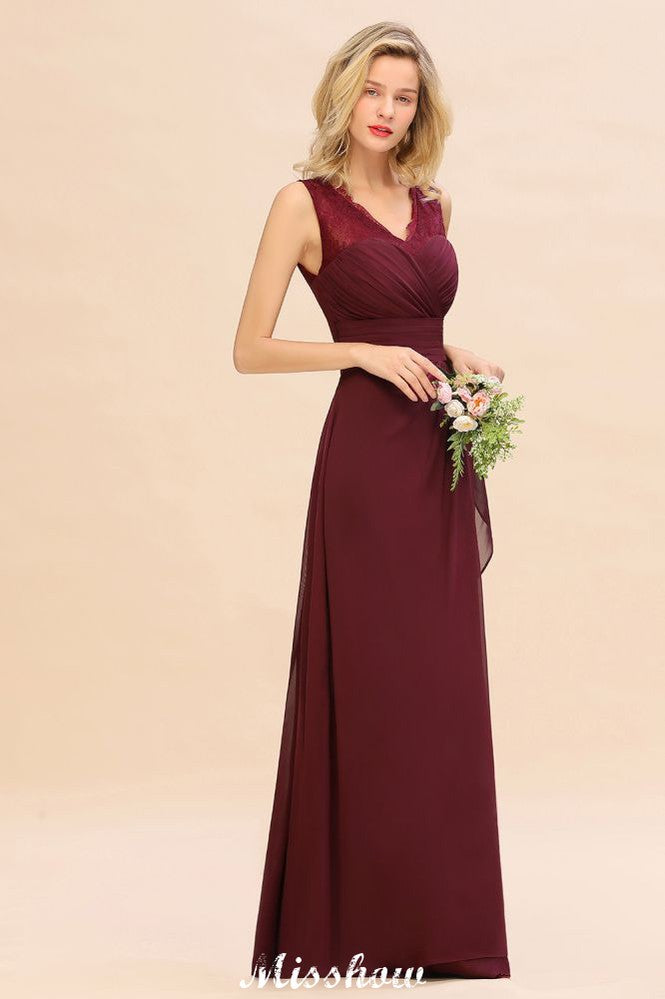 Elegante vestido de dama de honor corte A con escote en V, color burdeos, espalda descubierta, de gasa.