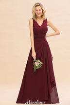 Elegante vestido de dama de honor corte A con escote en V, color burdeos, espalda descubierta, de gasa.
