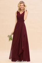 Elegante vestido de dama de honor corte A con escote en V, color burdeos, espalda descubierta, de gasa.