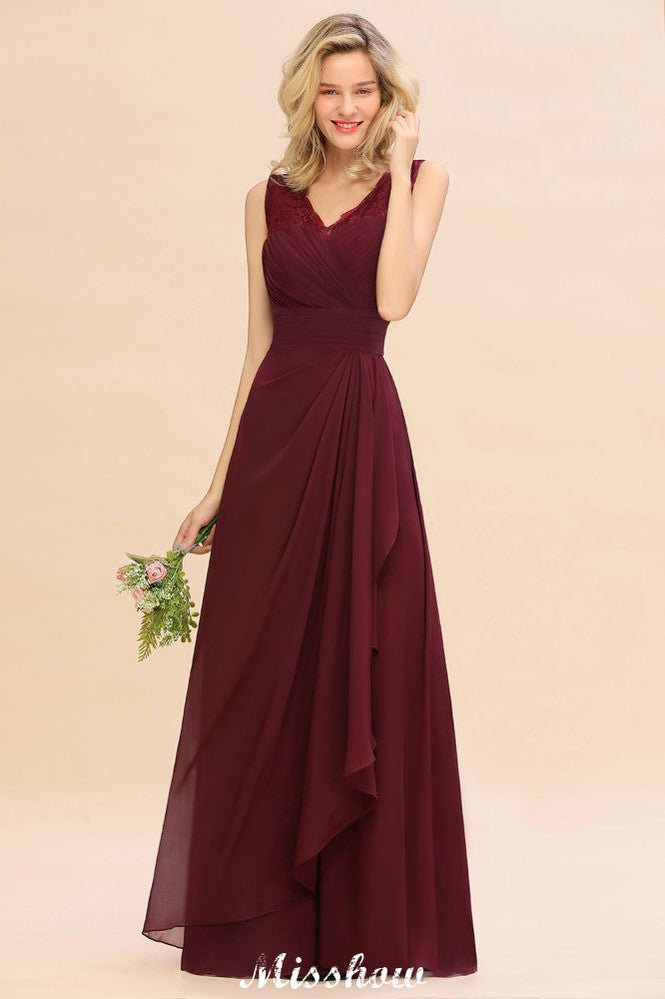 Elegante vestido de dama de honor corte A con escote en V, color burdeos, espalda descubierta, de gasa.