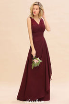 Elegante vestido de dama de honor corte A con escote en V, color burdeos, espalda descubierta, de gasa.