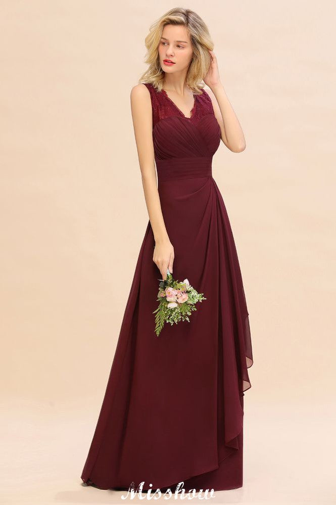 Elegante vestido de dama de honor corte A con escote en V, color burdeos, espalda descubierta, de gasa.