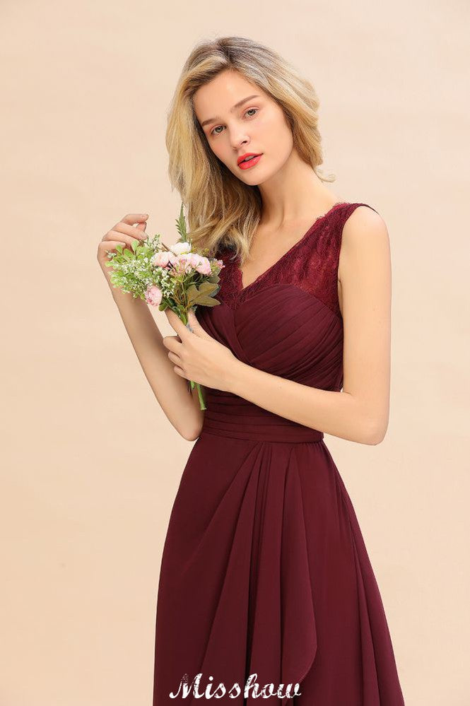 Elegante vestido de dama de honor corte A con escote en V, color burdeos, espalda descubierta, de gasa.