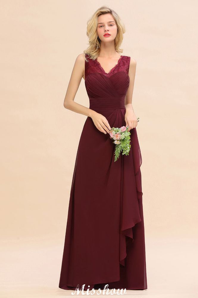 Elegante vestido de dama de honor corte A con escote en V, color burdeos, espalda descubierta, de gasa.