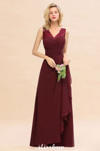 Elegante vestido de dama de honor corte A con escote en V, color burdeos, espalda descubierta, de gasa.