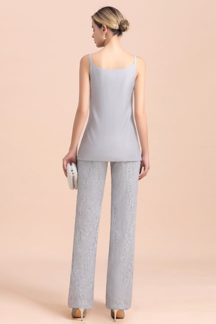 Elegante mono plateado para la madre de la novia con apliques en escote en V y detalles de encaje.