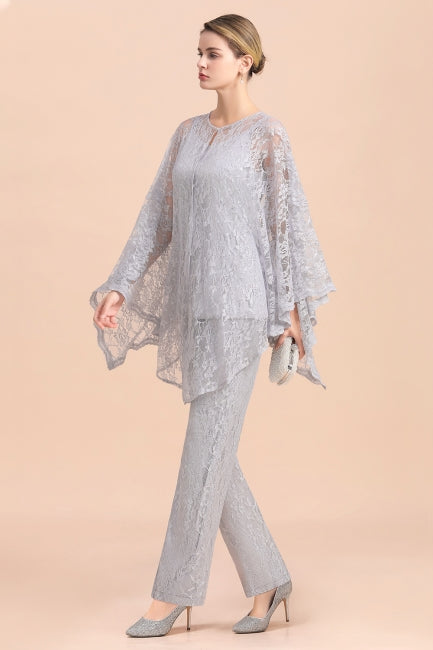 Elegante mono plateado para la madre de la novia con apliques en escote en V y detalles de encaje.