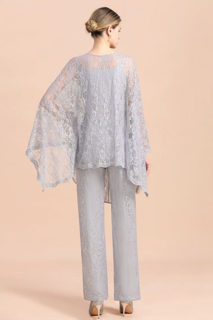 Elegante mono plateado para la madre de la novia con apliques en escote en V y detalles de encaje.