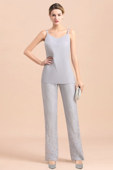 Elegante mono plateado para la madre de la novia con apliques en escote en V y detalles de encaje.