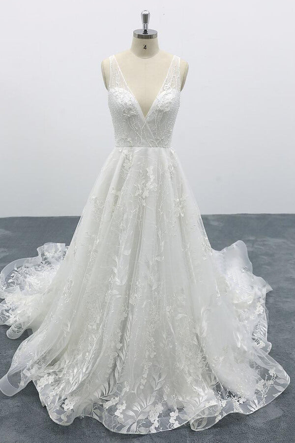 Elegante vestido de novia de corte A con apliques de tul y escote en V 