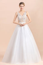 Elegante vestido de novia de corte A con encaje floral y escote en V, ideal para la playa o la iglesia. También disponible en tul sin mangas.