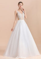 Elegante vestido de novia de corte A con encaje floral y escote en V, ideal para la playa o la iglesia. También disponible en tul sin mangas.