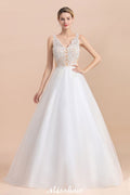 Elegante vestido de novia de corte A con encaje floral y escote en V, ideal para la playa o la iglesia. También disponible en tul sin mangas.