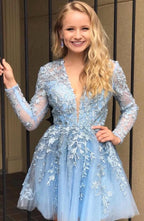 Robe de bal courte élégante en tulle et dentelle, col en V et coupe trapèze, avec manches