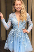 Robe de bal courte élégante en tulle et dentelle, col en V et coupe trapèze, avec manches
