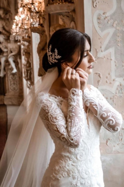 Elegantes vestidos de novia de encaje de corte sirena, manga larga y escote en V, con triángulo de capilla. 