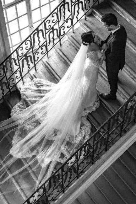 Elegantes vestidos de novia de encaje de corte sirena, manga larga y escote en V, con triángulo de capilla. 